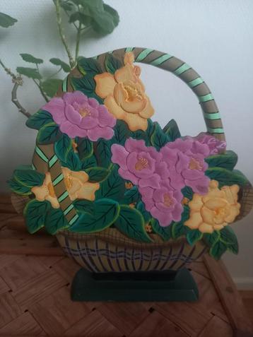 Zweedse houten brocante reliëf bloemenmand op stander. beschikbaar voor biedingen