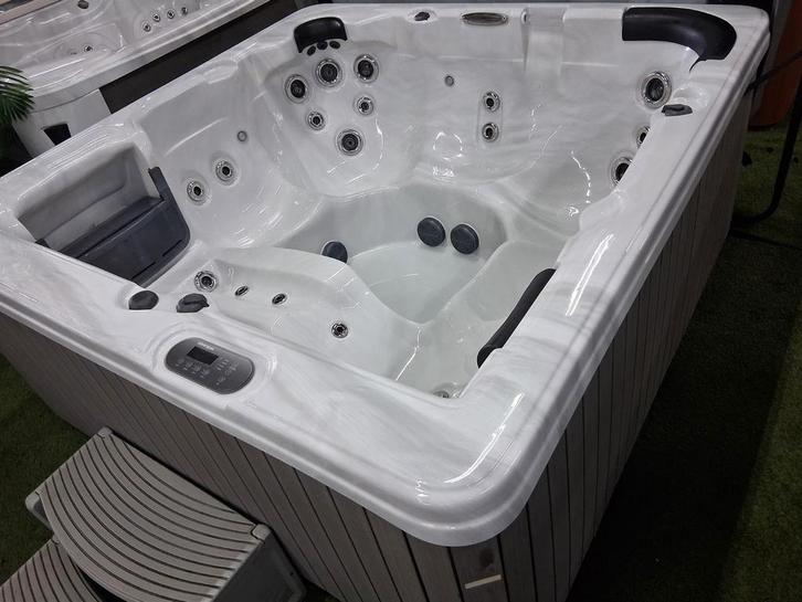 Silverspas 6 massage jacuzzi incl Bezorging&garantie, Tuin en Terras, Bubbelbaden en Hottubs, Zo goed als nieuw, Filter, Ophalen of Verzenden