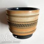 Vintage, retro aardewerk bloempot beige met reliëf, Ophalen of Verzenden, Huis en Inrichting