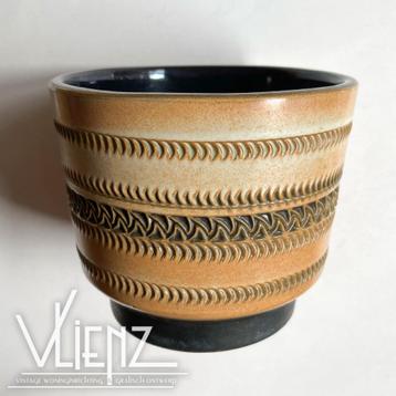 Vintage, retro aardewerk bloempot beige met reliëf beschikbaar voor biedingen