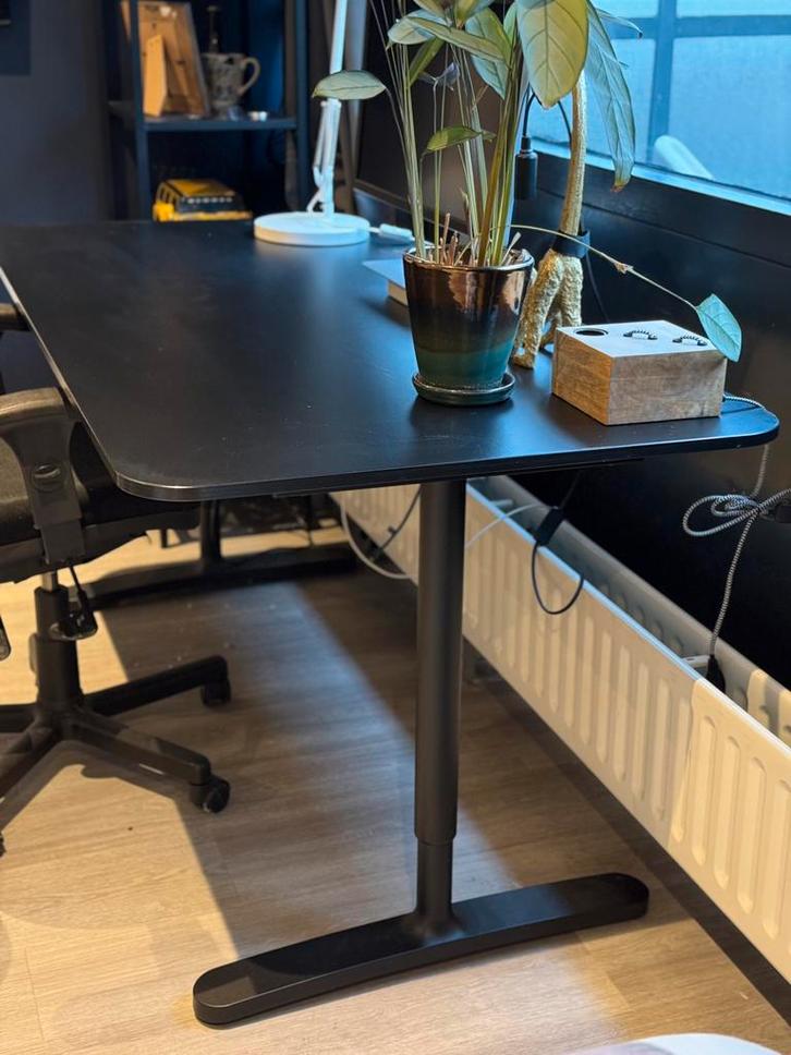 IKEA BEKANT bureau 160x80 –zwart blad– in hoogte verstelbaar, Huis en Inrichting, Bureaus, Zo goed als nieuw, In hoogte verstelbaar