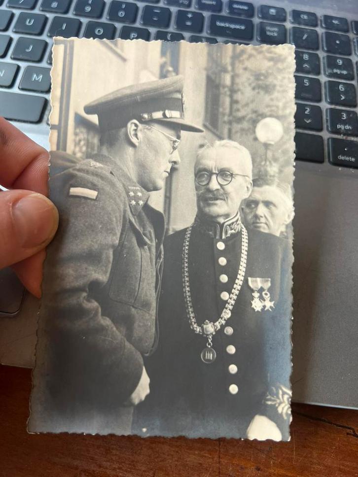 Nederlands foto Burgermeester Tilburg Mortel 1946 medailles, Verzamelen, Militaria | Tweede Wereldoorlog, Boek of Tijdschrift
