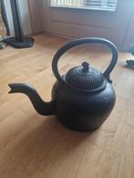 Antieke zwart gietijzeren ketel, Ophalen