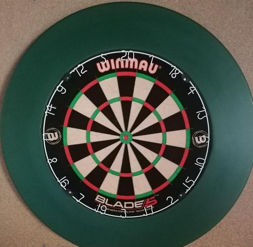 Winmau Blade 5 & Dartshopper surround Dark Green., Sport en Fitness, Darts, Nieuw, Dartbord, Ophalen of Verzenden