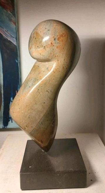 Design modernist abstract speksteen sculptuur op marmer voet beschikbaar voor biedingen