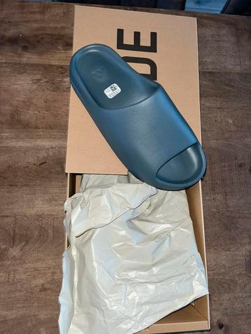 Yeezy side slate marine blue maat 46 beschikbaar voor biedingen