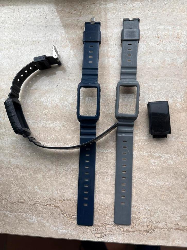Fitbit Charge 4 bandjes - 3 stuks, Sieraden, Tassen en Uiterlijk, Sporthorloges, Gebruikt, Android, Zwart, Ophalen of Verzenden
