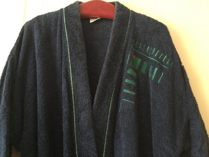 Donkerblauwe heren bad- / kamerjas met applicatie L, Kleding | Heren, Badmode en Zwemkleding, Maat 52/54 (L), Blauw, Ophalen of Verzenden