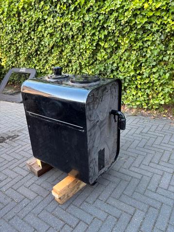 Hydrauliek tank beschikbaar voor biedingen
