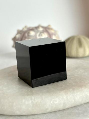 Obsidiaan kubus beschikbaar voor biedingen