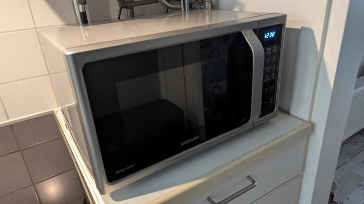 Combi-magnetron met oven en grill - Werkt perfect!, Witgoed en Apparatuur, Magnetrons, Gebruikt, Grill, Oven, Draaiplateau, Ophalen