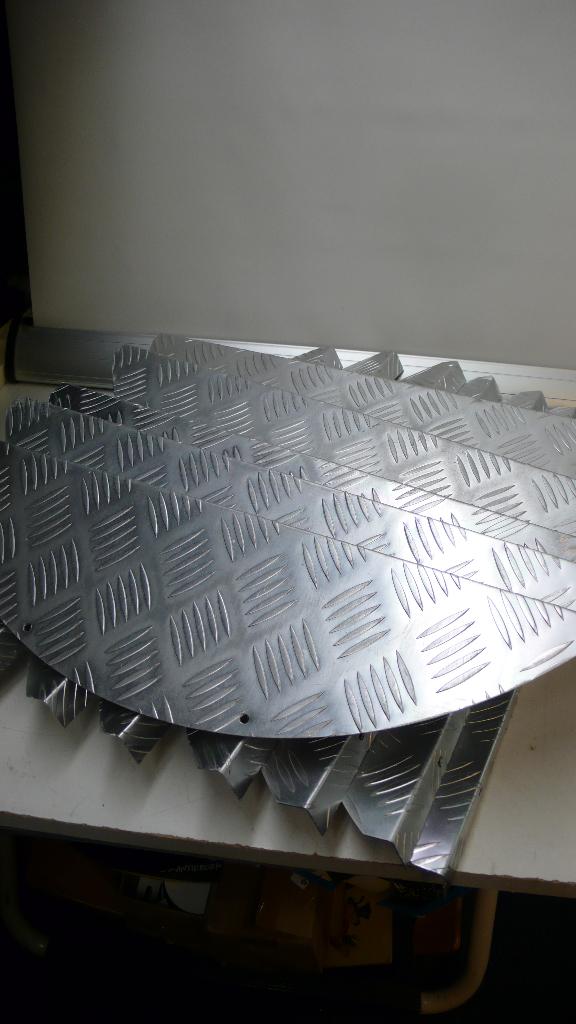 traptrede 12 stuks traanplaat metaal (214), Doe-het-zelf en Verbouw, Ladders en Trappen, Gebruikt, Trap, 2 tot 4 meter, Ophalen of Verzenden