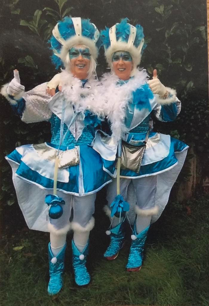 Drie blauw-witte mooie pakken, Kleding | Dames, Carnavalskleding en Feestkleding, Gedragen, Kleding, Carnaval, Ophalen of Verzenden
