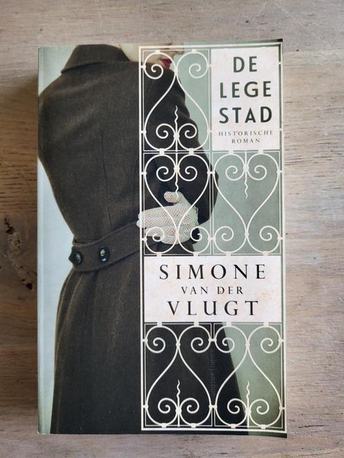 roman De lege stad - simone van der vlugt WO II, Boeken, Romans, Gelezen, Nederland, Ophalen of Verzenden