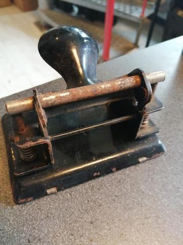 ANTIEKE METALEN BURO PERFORATOR VINTAGE STAAT 11X8 CM
 beschikbaar voor biedingen
