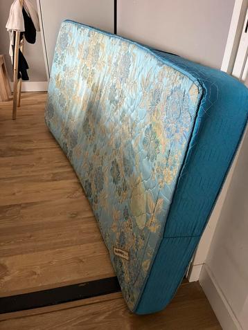 Matras met schapenwol beschikbaar voor biedingen