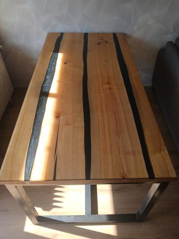 Eetkamertafel - Hout & Epoxy - Uniek Design beschikbaar voor biedingen