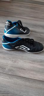 Zaalvoetbalschoenen van Umbro maat 43 zwart/blauw, Sport en Fitness, Voetbal, Zo goed als nieuw, Ophalen