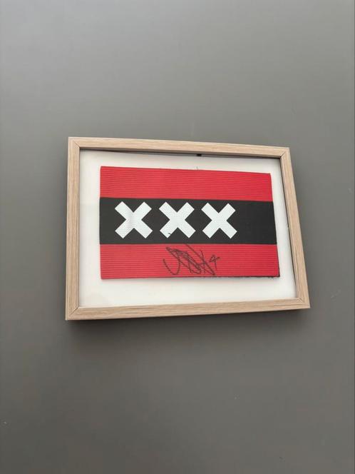 Ajax gesigneerde aanvoerdersband jorrel hato met video, Verzamelen, Sportartikelen en Voetbal, Zo goed als nieuw, Shirt, Ajax