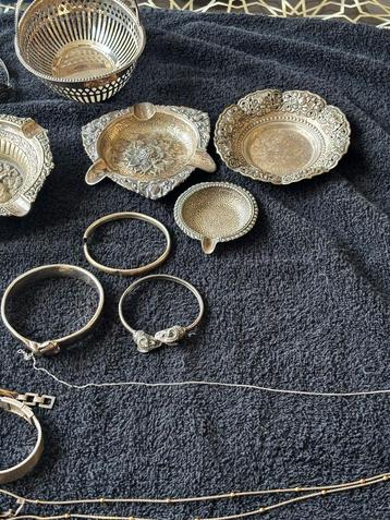 Diverse echte zilveren voorwerpen en sieraden etc beschikbaar voor biedingen
