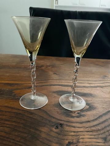 2 vintage likeurglaasjes met gedraaide poot beschikbaar voor biedingen
