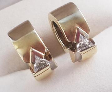 Mooie gouden oorbellen met witte saffier 9 karaats beschikbaar voor biedingen