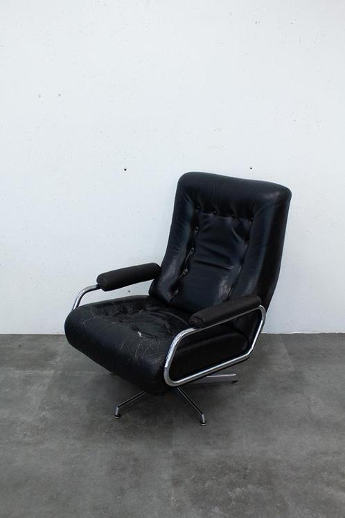 Vintage zwart leren fauteuil met chromen frame (leer verslet, Huis en Inrichting, Fauteuils, Gebruikt, Leer, Metaal, Ophalen