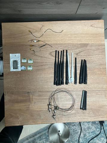 14x Wifi antennes 10x kabels 5x wifikaartjes beschikbaar voor biedingen