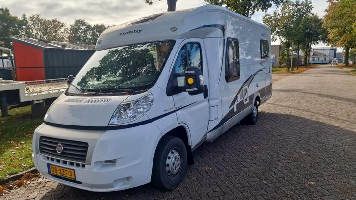 Goed onderhouden Hobby van eerste eigenaar lage bedden !, Caravans en Kamperen, Campers, Bedrijf, tot en met 4, Half-integraal