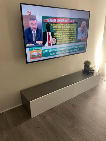 Witte tvkast zwevend