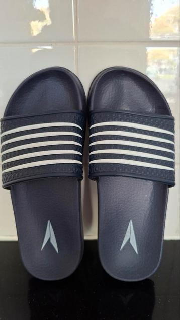 Donkerblauwe badslippers maat 39 beschikbaar voor biedingen