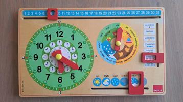 Goula houten kalender en klok beschikbaar voor biedingen