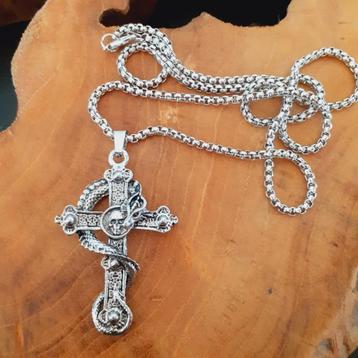 Ketting met een barok kruis beschikbaar voor biedingen