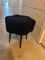 Zwarte leuke poefje, Ophalen of Verzenden, Zo goed als nieuw, Rond, Minder dan 50 cm