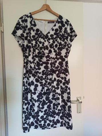 Vera Mont Cocktailjurk wit met all-over patroon in zwart beschikbaar voor biedingen