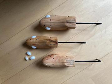 Authentieke houten schoenspanners beschikbaar voor biedingen