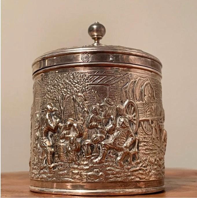 Verzilverde tabaksbus theecaddy, gedecoreerd reliëf, Antiek en Kunst, Antiek | Goud en Zilver, Zilver, Ophalen