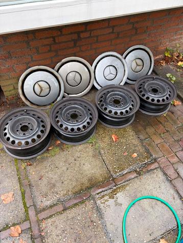 Originele wieldoppen Mercedes 190 met stalen velgen beschikbaar voor biedingen