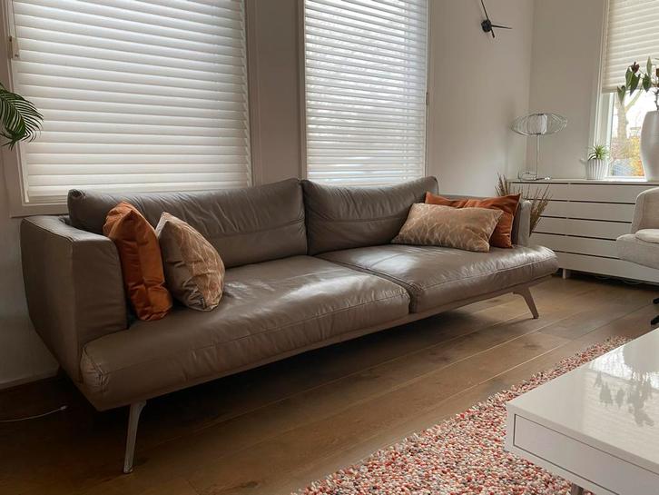 Leren 4-zitsbank taupe, 250 cm, z.g.a.n., Huis en Inrichting, Banken | Bankstellen, Zo goed als nieuw, Rechte bank, Vierpersoons of meer