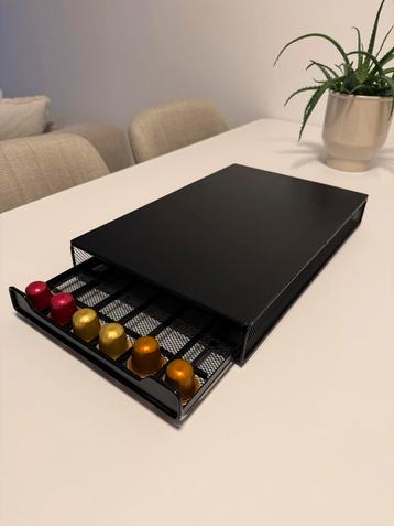 Cupjeshouder met ruimte voor koffiemachine beschikbaar voor biedingen