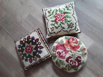 3 voor 20 euro. vintage geborduurde kussens/sierkussens beschikbaar voor biedingen