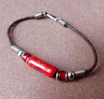 Armbandje rode kraal steentjes zwarte veter beschikbaar voor biedingen