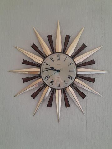 Vintage klok 60 cm hoog sixties seventies beschikbaar voor biedingen