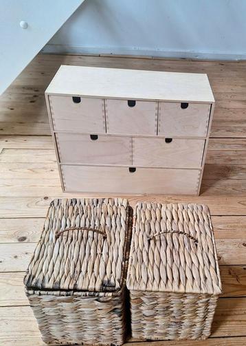 Houten kastje met lades + rieten mandjes beschikbaar voor biedingen