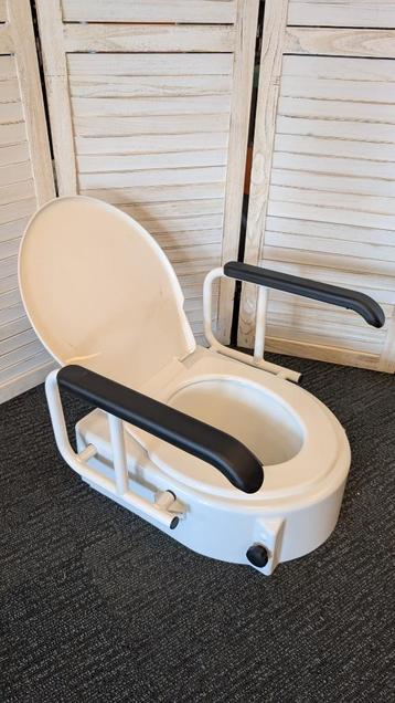 toiletverhoger met kantelbare armleuning beschikbaar voor biedingen