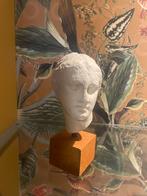 Grieks beeldje op houten voet, Antiek en Kunst, Ophalen of Verzenden