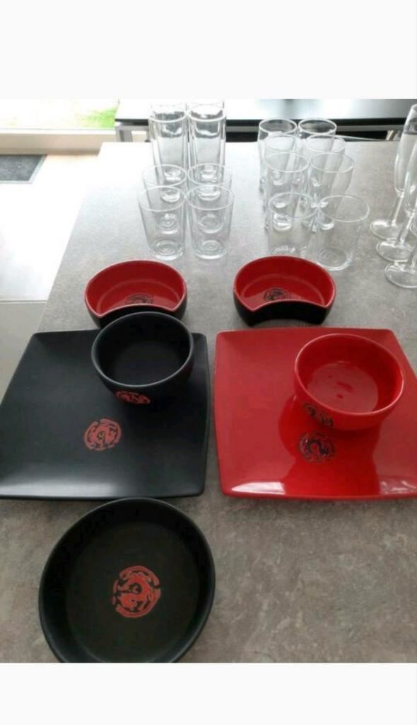 Een heel leuk 7-delig (sushi) setje in rood en zwart. 2 pers, Huis en Inrichting, Keuken | Servies, Nieuw, Ophalen of Verzenden