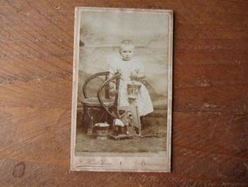 Antieke foto CDV kind met speelgoed, J. Kerkhoven-Oudshoorn beschikbaar voor biedingen