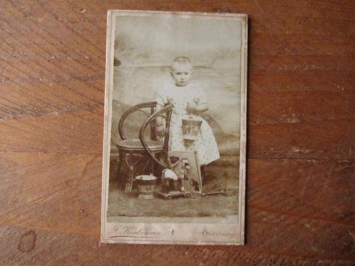 Antieke foto CDV kind met speelgoed, J. Kerkhoven-Oudshoorn, Verzamelen, Foto's en Prenten, Gebruikt, Foto, Kind, Voor 1940, Ophalen of Verzenden