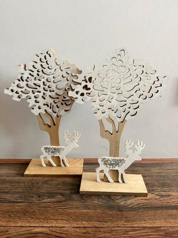 Houten kerstboom ornament met rendier in het wit beschikbaar voor biedingen